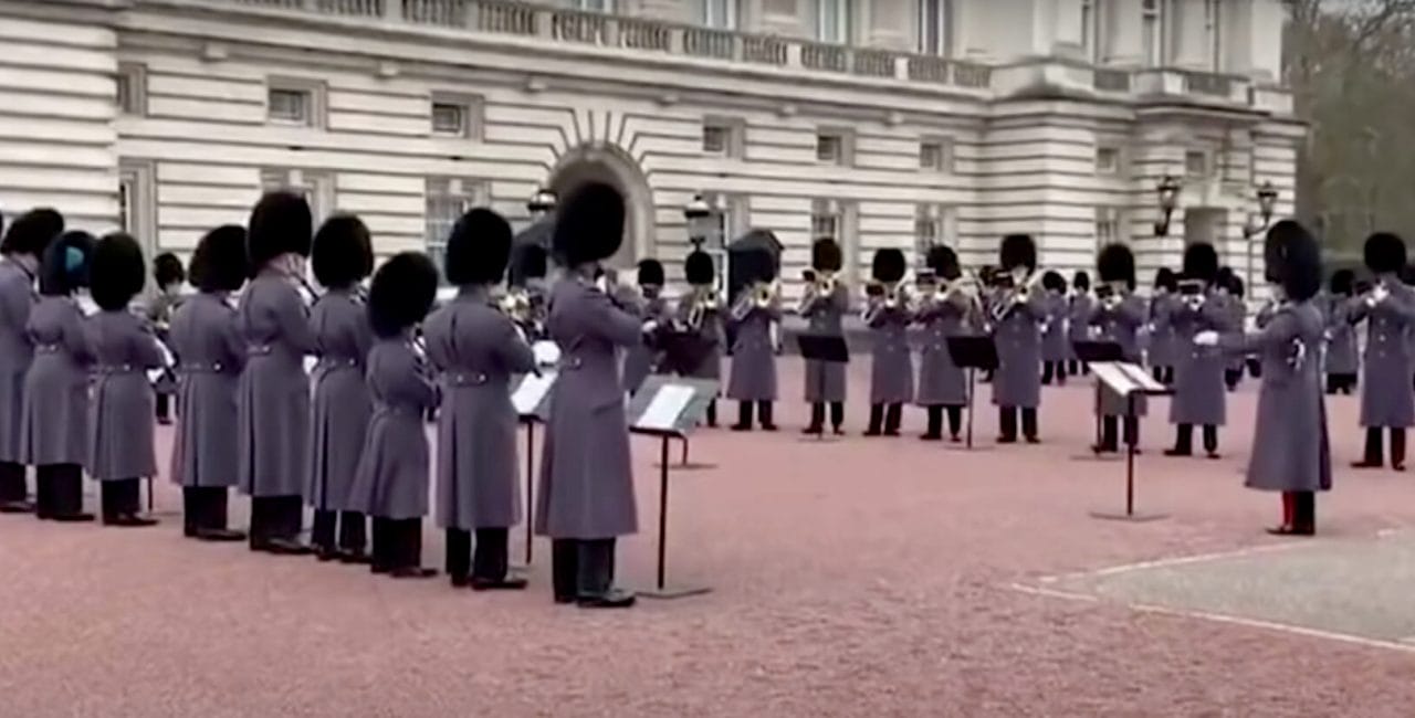 La garde royale joue Bohemian Rhapsody à Buckingham Palace