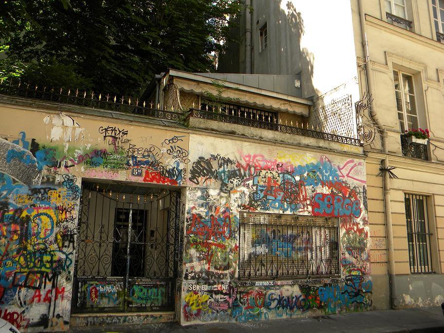 Serge Gainsbourg's house, Rue de Verneuil, 5bis, Paris France, image from 2010 by Britchi Mirela (CC BY-SA 3.0)