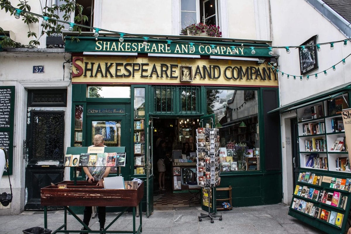 The Shakespeare and Company bookstore in 2013 by Shadowgate (CC BY 2.0)