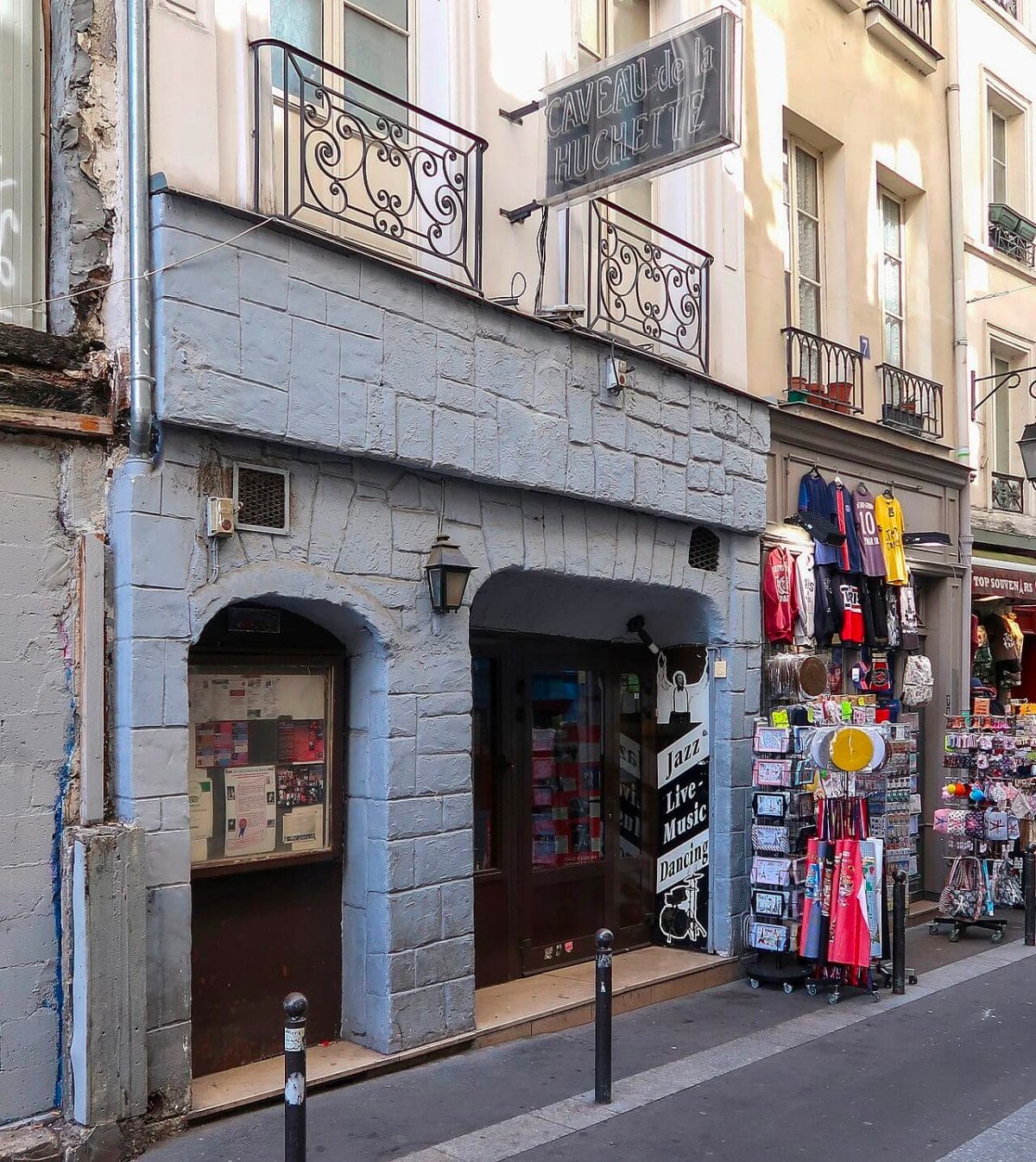 Caveau de la Huchette, 5 rue de la Huchette by Polymagou (CC BY-SA 4.0)