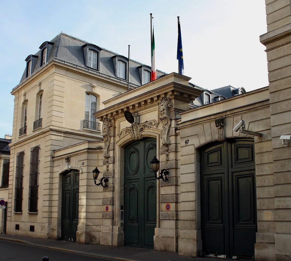 Ambassade d'Italie Hôtel de la Rochefoucauld-Doudeauville in Paris (Reinhardhauke / CC BY-SA 3.0)