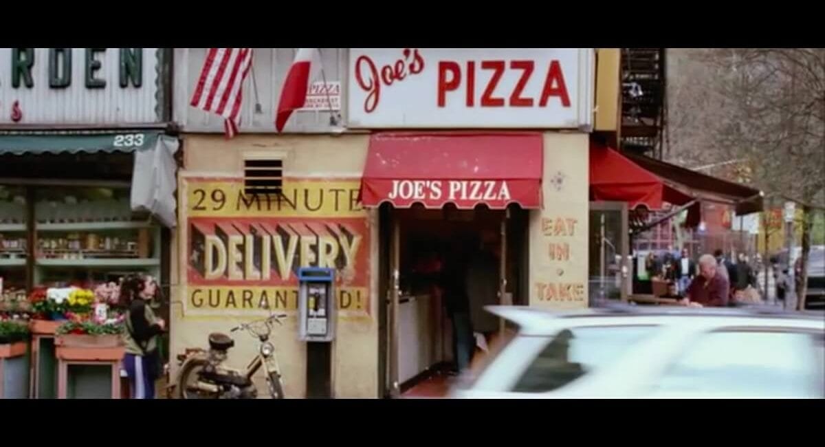 Scène chez Joe's Pizza dans Spider-Man 2