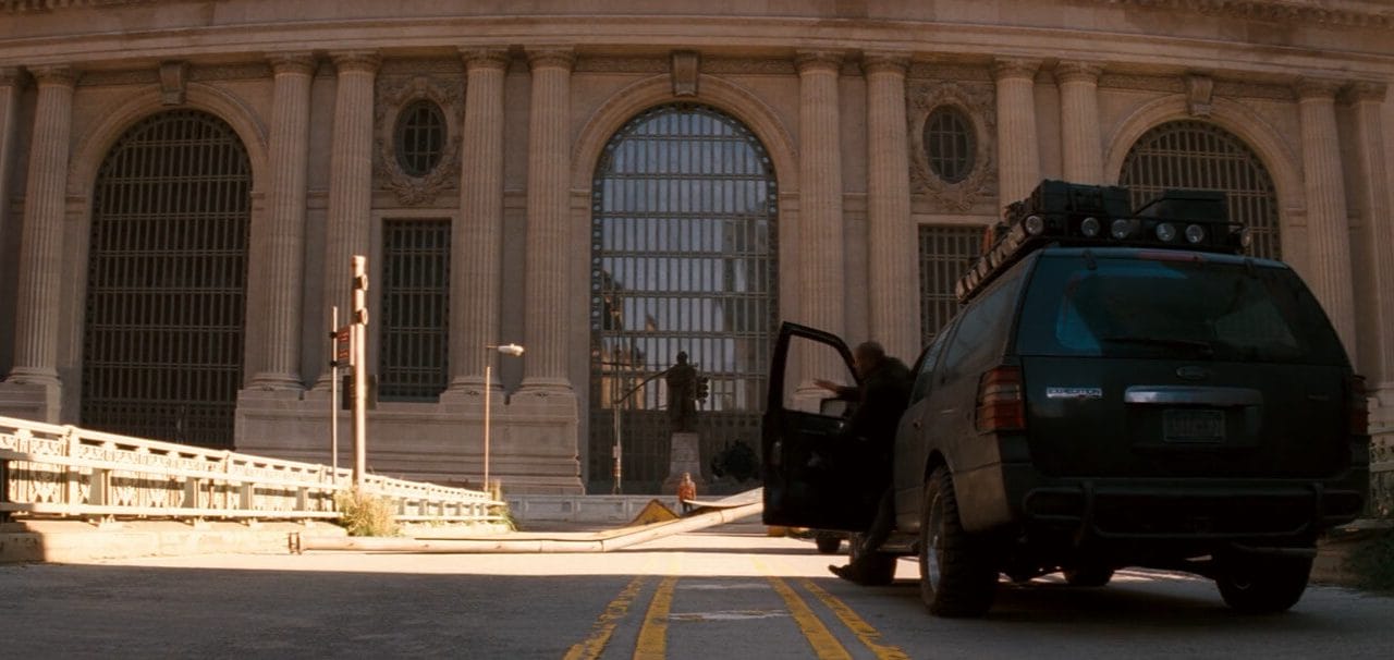 The shooting scene in front of Grand Central Terminal in I Am Legend (Credit: Warner Bros, Original Film, Heyday Film)