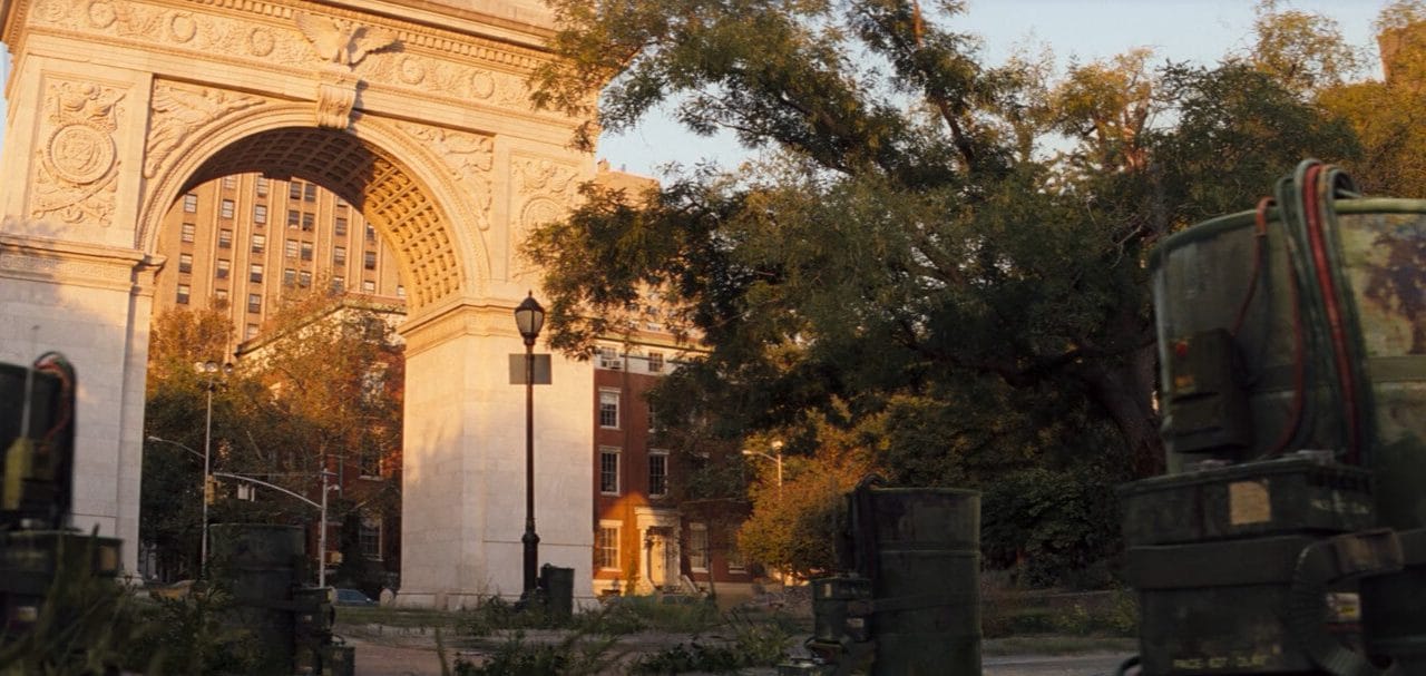 The Washington Square Arch scenes in I am Legend. (Credit: Warner Bros, Original Film, Heyday Film)