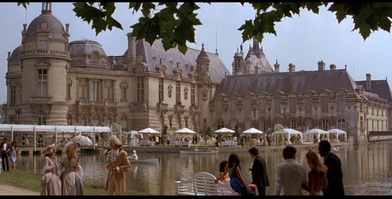 Scène au Château de Chantilly dans Dangereusement vôtre