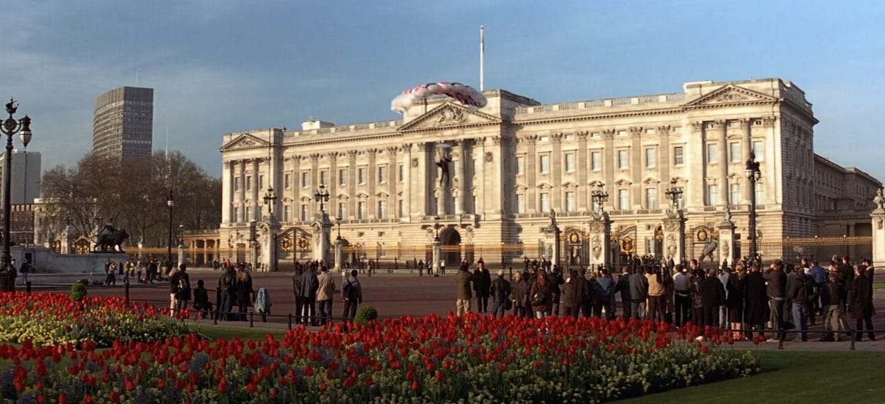 Scène à Buckingham Palace dans Meurs un autre jour