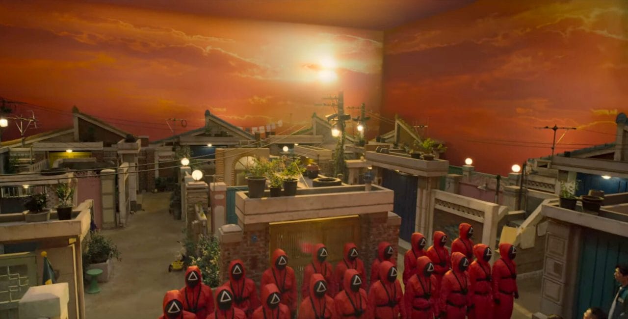Scène dans le décor inspiré du marché de Baekwoon dans Squid Game