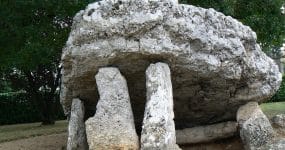 The dolmen of La Pierre levée (credit Wiki Commons / Zoom view)