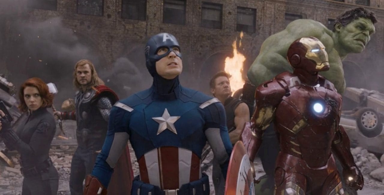 Scène devant la tour Avengers dans Avengers