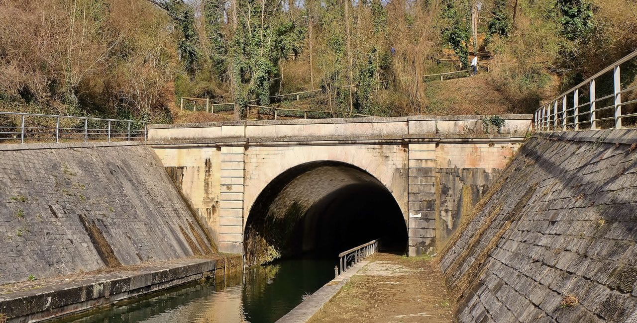Saint-Léonard tunnel at Dompierre-sur-Mer in the Marans canal