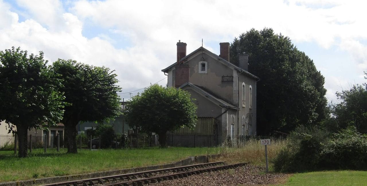 La gare d'Arçay (crédit photo Wiki commons / Own Work / Spendeau)