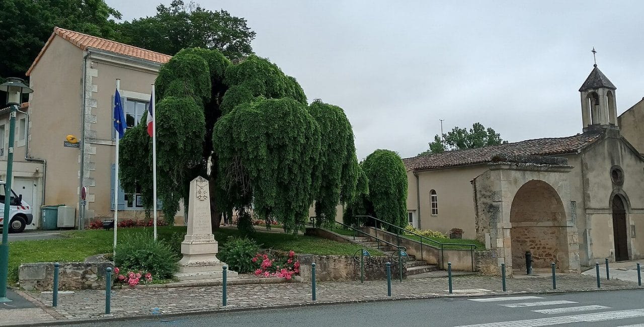 La mairie, le monument aux morts, la fontaine, et l'église de Croutelle (département de la Vienne, France). Crédit : KiwiNeko14 / Wiki Commons