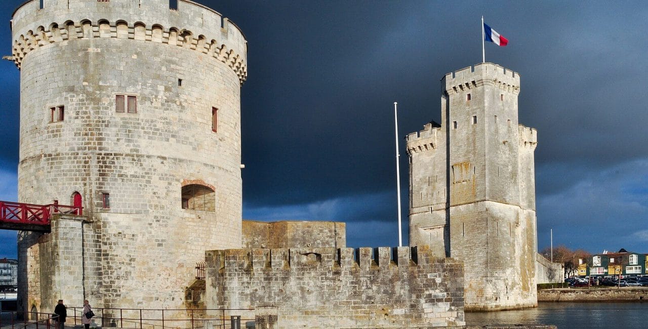 La Rochelle, tours du vieux port: tour de la chaîne et tour Saint-Nicolas (de gauche à droite) (Rmi/ Own Work / Wiki Commons)