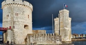 La Rochelle, tours du vieux port: tour de la chaîne et tour Saint-Nicolas (de gauche à droite) (Rmi/ Own Work / Wiki Commons)