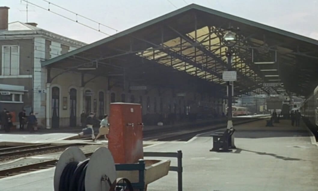 Scene at the Angoulême train station in Tout peut arriver