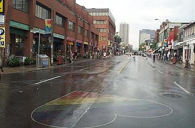 Vue nord de la rue Church depuis la rue Maitland à Toronto au Canada (CC BY-SA 3.0 / Leslie)