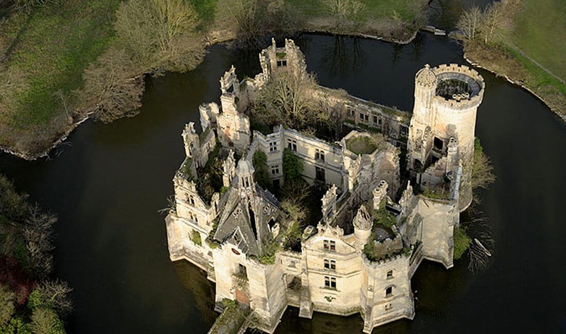 Vue aérienne du château de la Mothe-Chandeniers (CC BY 2.5 / Pierre Mairé — www.pixAile.com)
