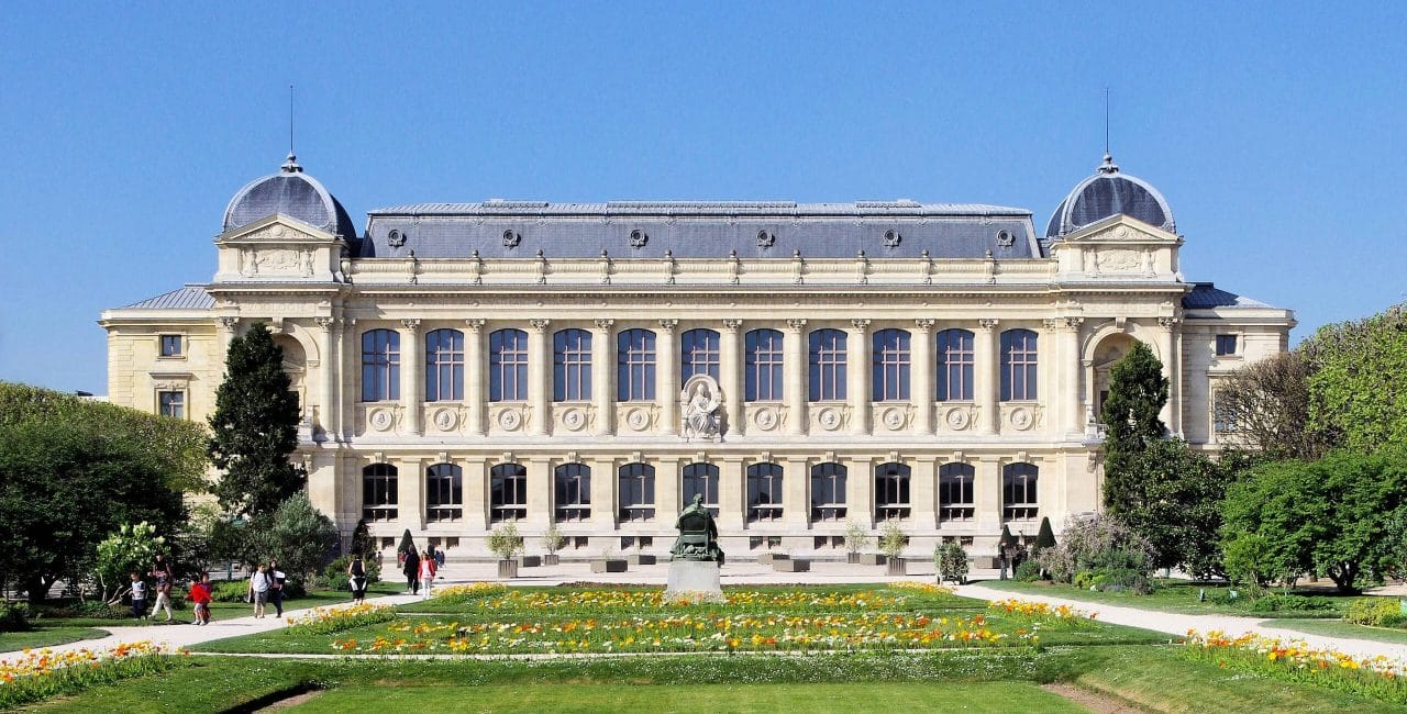 Museum of Natural History, facade of the great gallery of evolution (CC BY 2.0 / Ken and Nyetta - Jardin des Plantes)