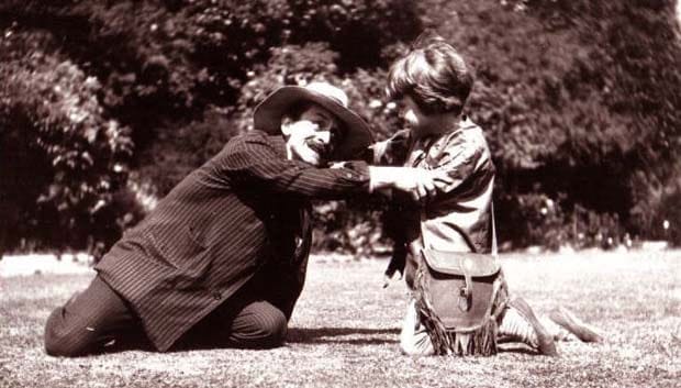 J. M. Barrie playing Neverland with Michael Llewelyn Davies, 1906 More details J. M. Barrie playing Neverland with Michael Llewelyn Davies, 1906 - Peter Pan (Domaine public / Wiki Commons)