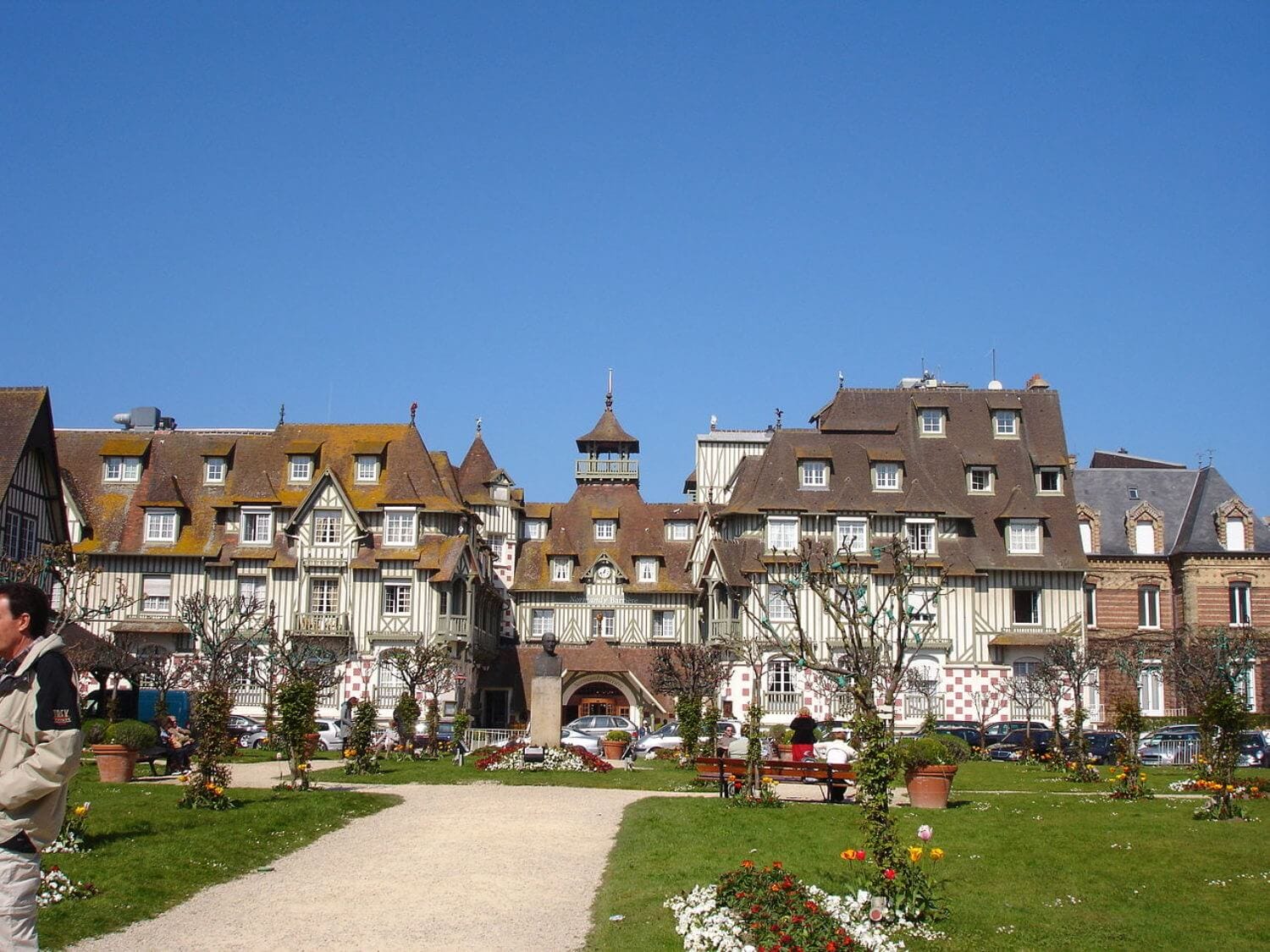 A man and a woman: Normandy Barrière Hotel in Deauville - Photo Wikimedia Commons by Pinpin