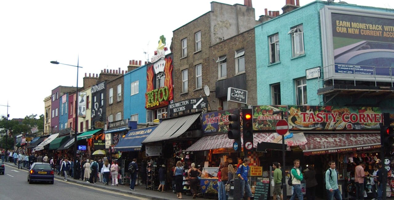 Boutiques sur Chalk Farm Road à Camden Town (CC BY 2.5 / Silanov)