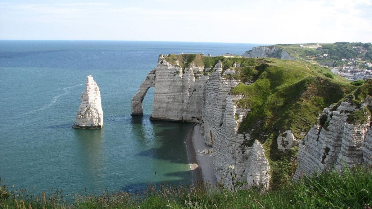 The cliffs of Étretat by Ymaup (the Creative Commons Attribution-Share Alike 3.0)