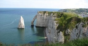 Les falaises d'Étretat by Ymaup (the Creative Commons Attribution-Share Alike 3.0)