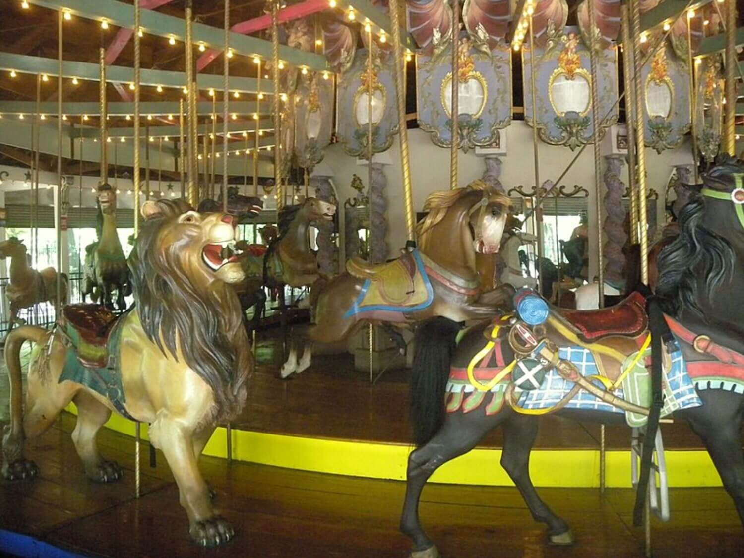 Forest Park Carousel - Wikimedia Commons photo by Jim.henderson