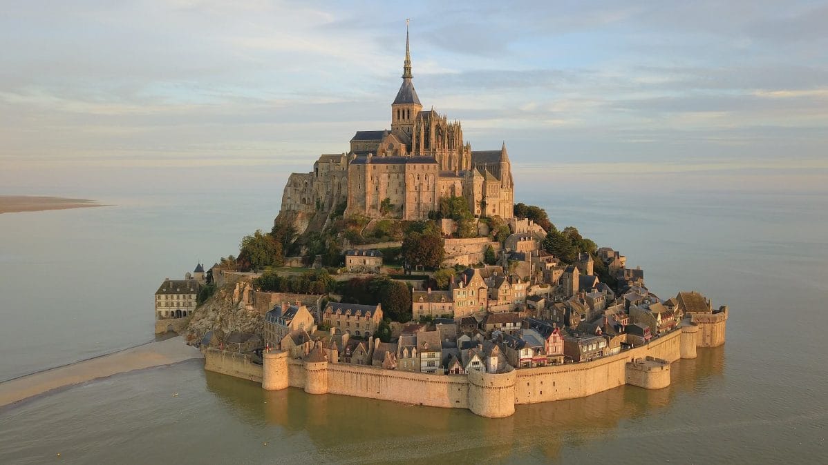 The Mont-Saint-Michel seen from the sky at sunrise. Photo taken by a drone. (CC BY-SA 4.0 / Amaustan)