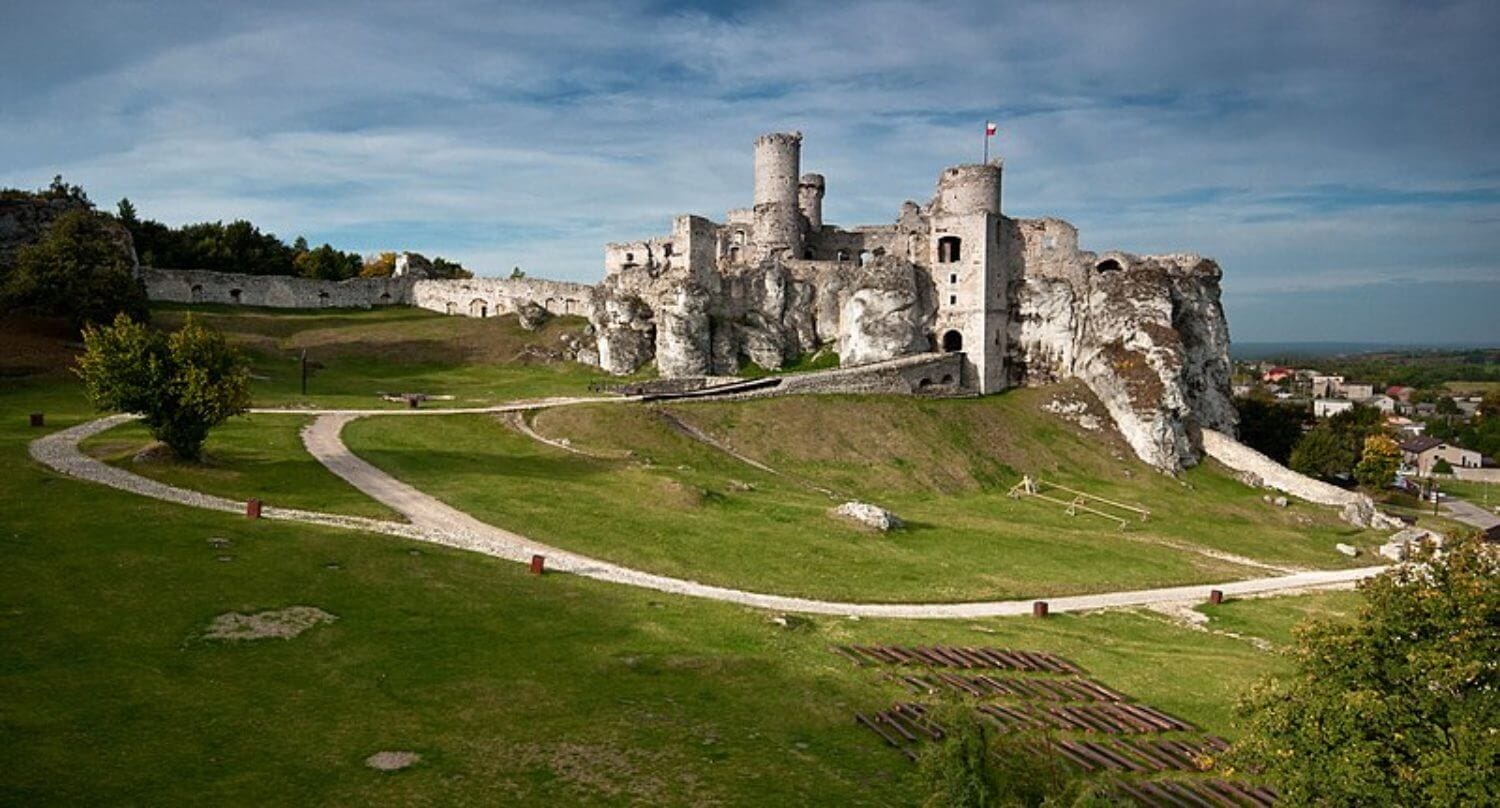 Ogrodzieniec Castle - Wikimedia Commons photo by Łukasz Śmigasiewicz