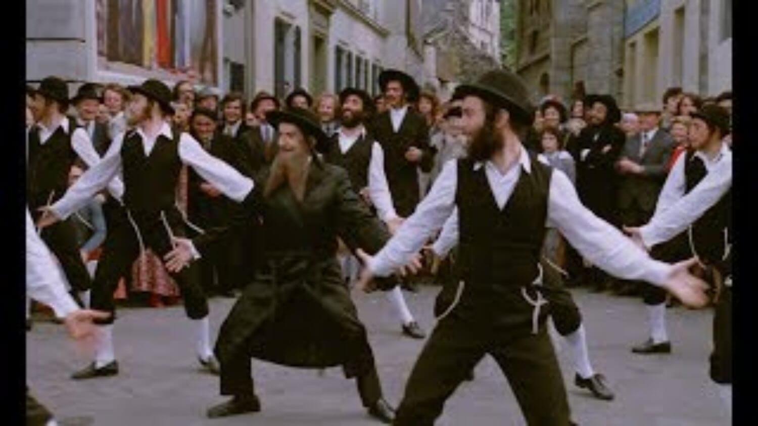 Dance of Louis de Funès in front of l'Étoile de Kiev - The Mad Adventures of Rabbi Jacob