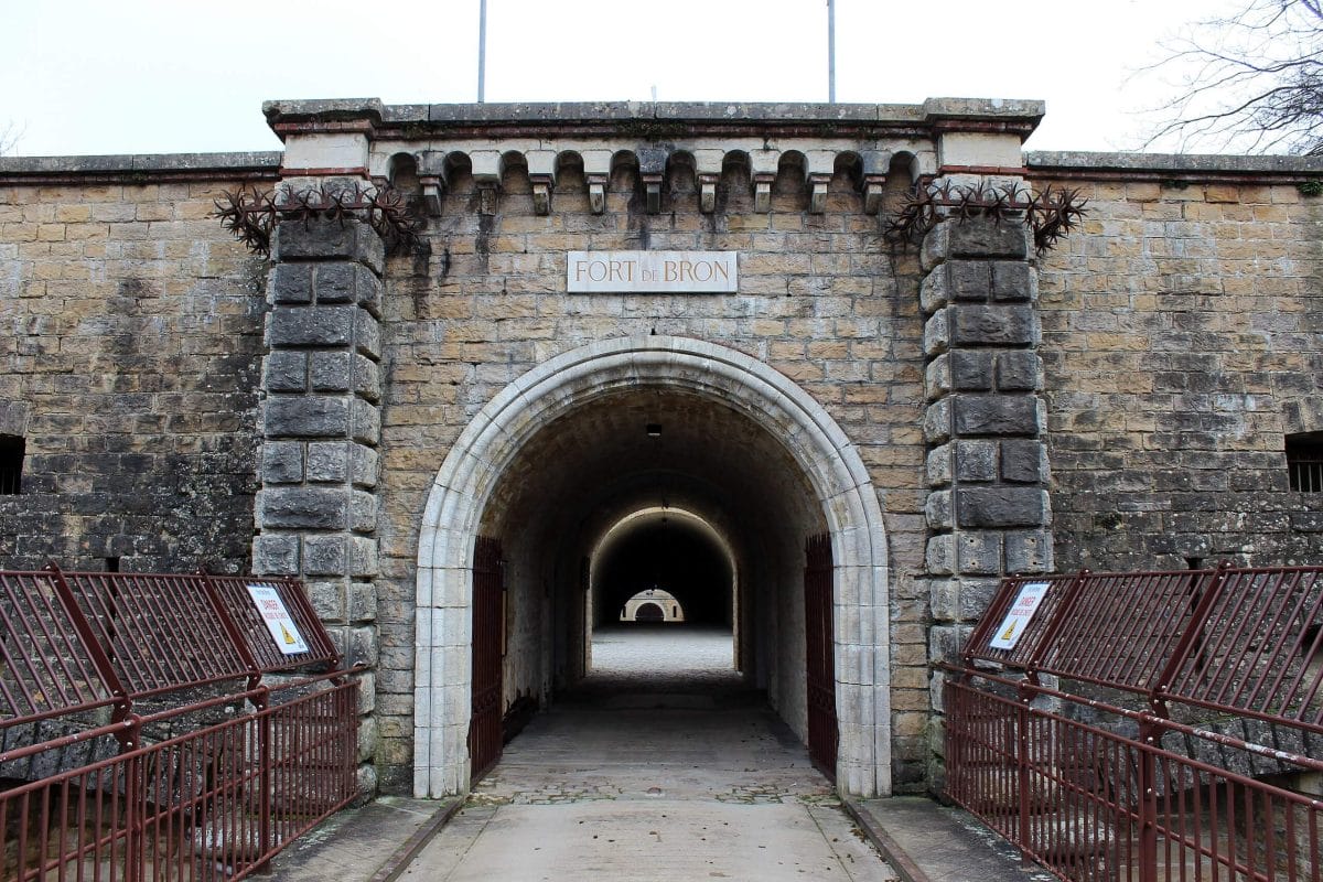 Entrance of the Bron fort by Xavier Caré / Wikimedia Commons