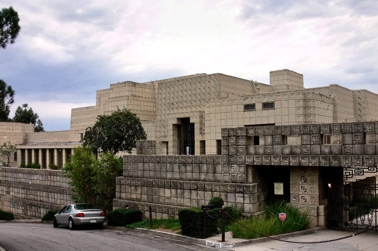Ennis House - Wikimedia Commons photo by Mike Dillon