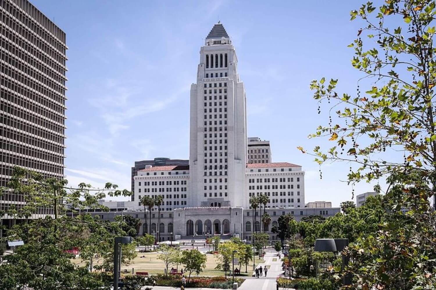 Los Angeles City Hall - Photo Wikimedia Commons by Visitor7