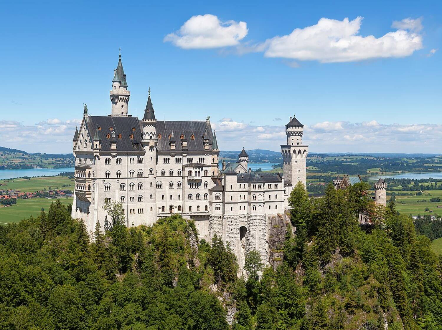 Discovering the most beautiful castles of the cinema: Neuschwanstein Castle - Wikimedia Commons photo by Thomas Wolf