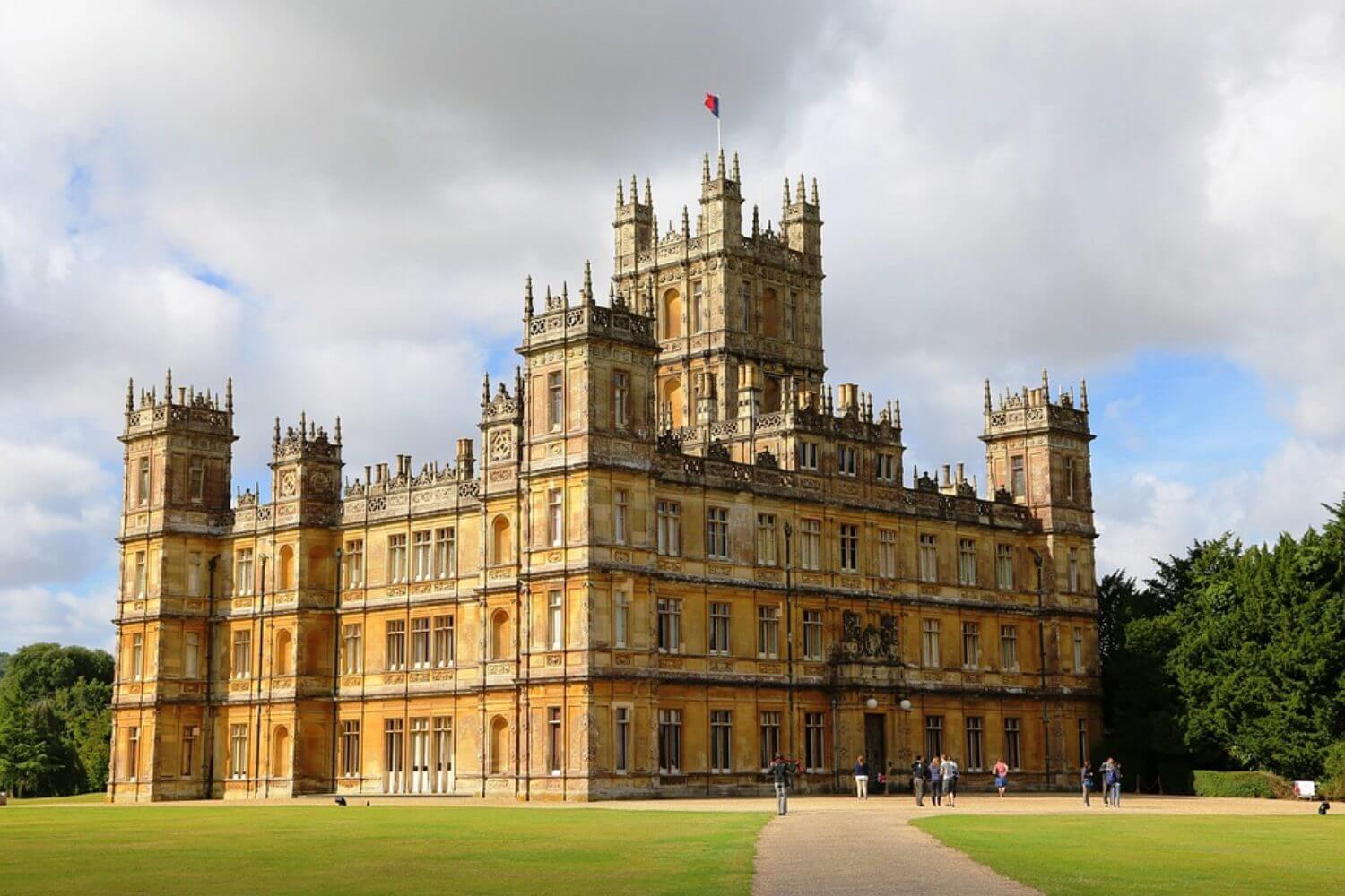 Highclere Castle - Image by leefenn-tripp from Pixabay