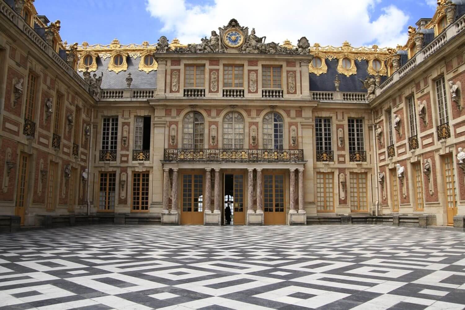 Discovering the most beautiful castles in the world of cinema: Château de Versailles - Image by AdamKinnwall from Pixabay