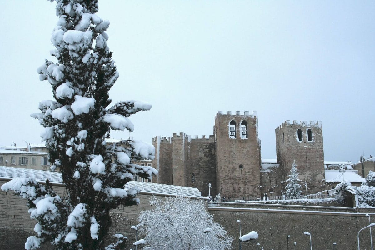 General view of the abbey of Saint-Victor in January 2009. North facade of the 11th and 14th centuries overlooking the Old Port by Robert Valette (CC BY-SA 4.0)
