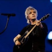 Nicola Sirkis lors du Central Tour 2022 by Indochine (CC BY-SA 4.0)