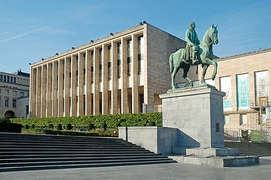 The Royal Library of Belgium and the equestrian statue of King Albert I by Alfred Courtens (CC BY-SA 4.0)