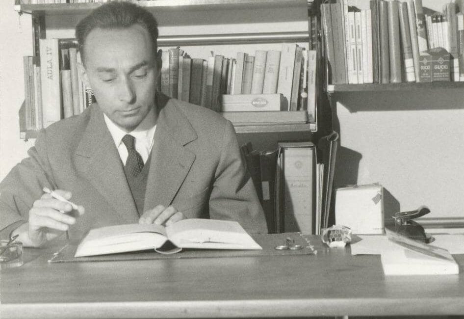 Primo Levi, assis à son bureau, en 1960 (domaine public)